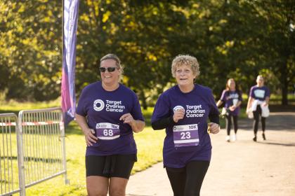 Two Target Ovarian Cancer fundraisers running at the Target Ovarian Walk|Run London 2023